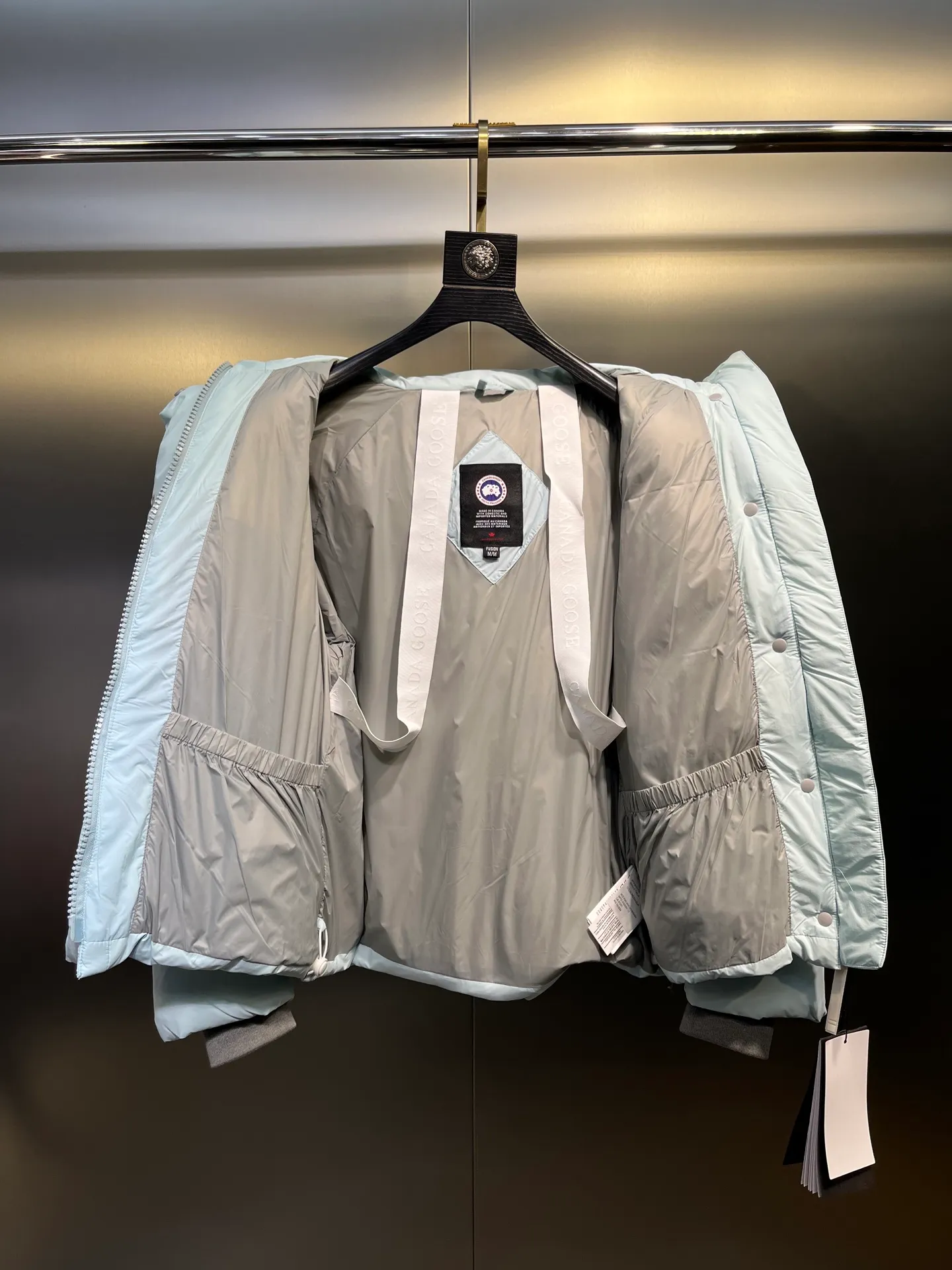 P740 Big Goose Capsule White Label Down Canada Goos* Canada Goose's new limited white label bread jacket, the same style for men and women, filled with 625 fill power white goose down, and the fabric has a satin feel. Suitable for wearing in spring and autumn in various cities, this model has a stand-up collar design, classic and versatile, and has good thermal insulation effect! Fabric + Features: ✅Fabric: 85% polyester, 15% cotton, windproof and waterproof ✅Lining: 100% polyester, windproof and waterproof ✅Filling: 80% pure white duck down, 20% pure white feathers ✅Fillness: 625 ✅Care instructions: Dry cleaning ✅Zipper: Genuine YKK two-way entrance zipper ✅TEI Temperature Feeling Index 1: Lightweight minus 5 degrees to 5 degrees Technology: ✅The fabric is made of CORDURA polyamide fabric, which is a new functional fabric and a leading technological product. The durability is 2 times higher than ordinary nylon fabric. Wear resistance, strong tear resistance, good hand feel and good color. ✅The liner is filled with imported 625 fill power 90 white duck down, the liner is reinforced with anti-runaway velvet liner, and the fly on the front center fly is designed with snap buttons to prevent ventilation and rain. Whether it is hiking, urban walking or polar exploration, this model can help you find the Cana that suits your body, activities and lifestyle. Color: pink, blue, black, white Size: xs-l